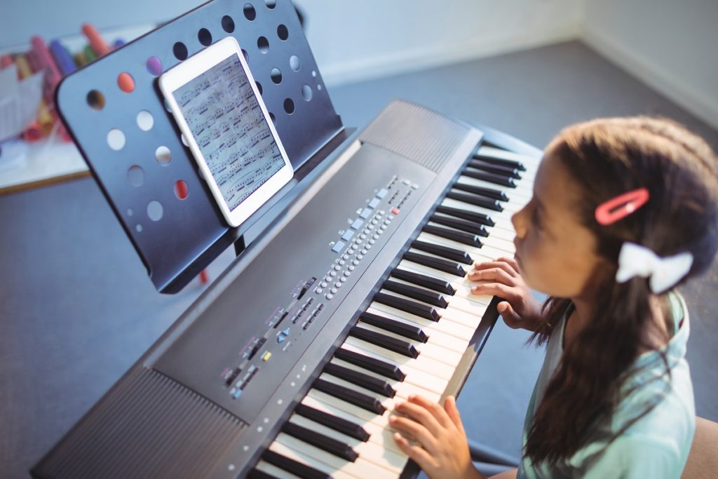 Kleines Mädchen spielt Keyboard